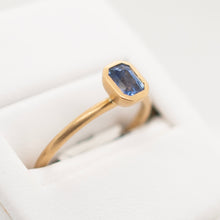 Load image into Gallery viewer, Cornflower Blue Sapphire 18KY Ring
