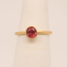 Load image into Gallery viewer, Hot Pink Sapphire 18KY Ring

